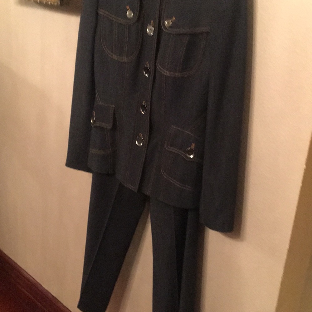 Suit - Picture 4 of 8